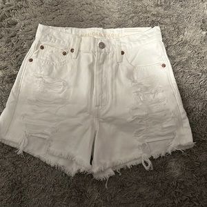 00 WHITE AMERICAN EAGLE HIGHEST RISE ‘90s BOYFRIEND SHORTS